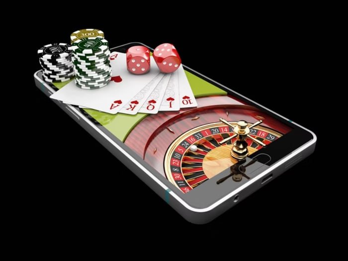 Pengguna merayakan kemenangan sambil bermain game casino digital dengan latar layar warna-warni